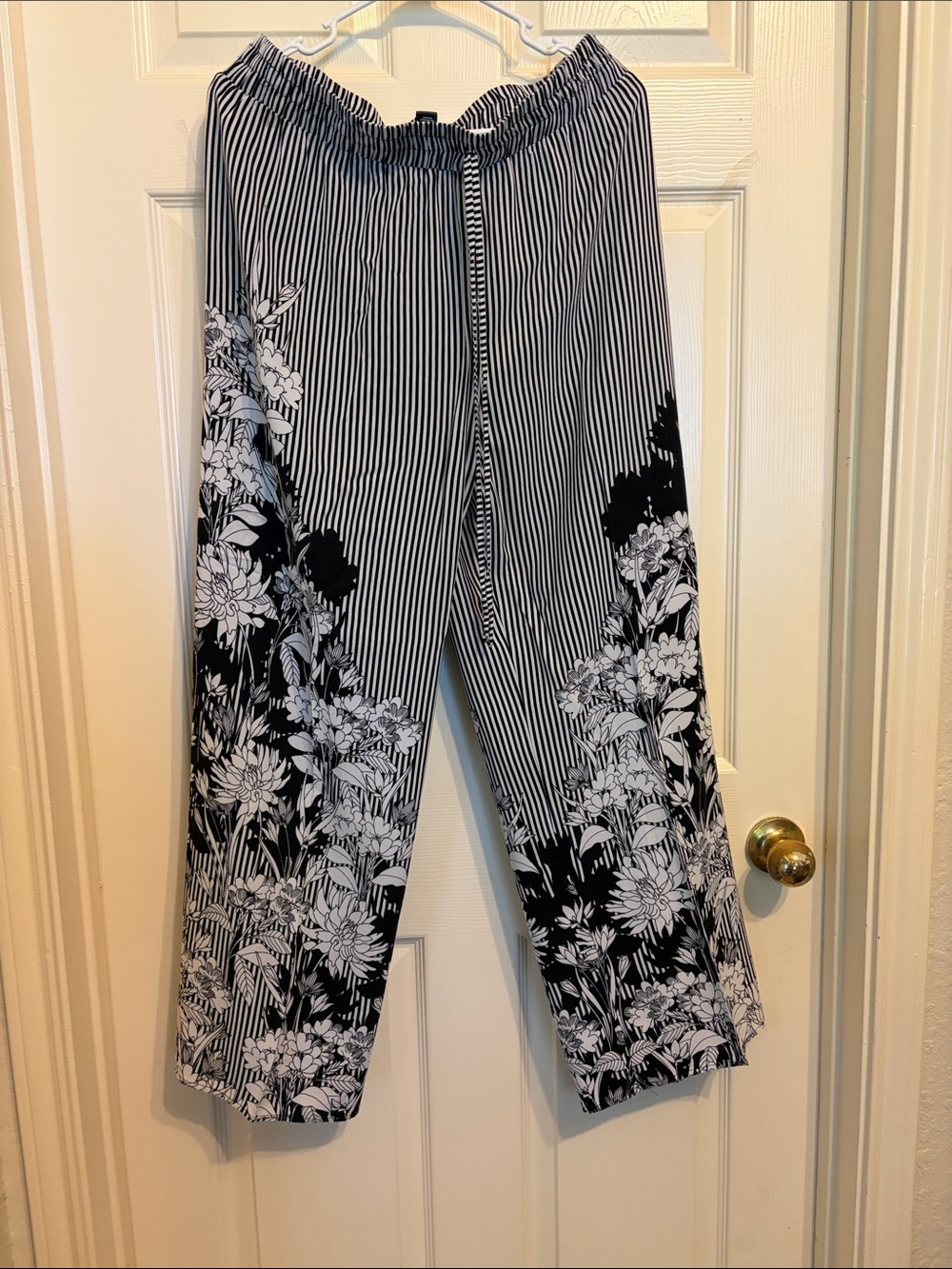 Women's Black & White Floral Stripe Wide-Leg Trousers